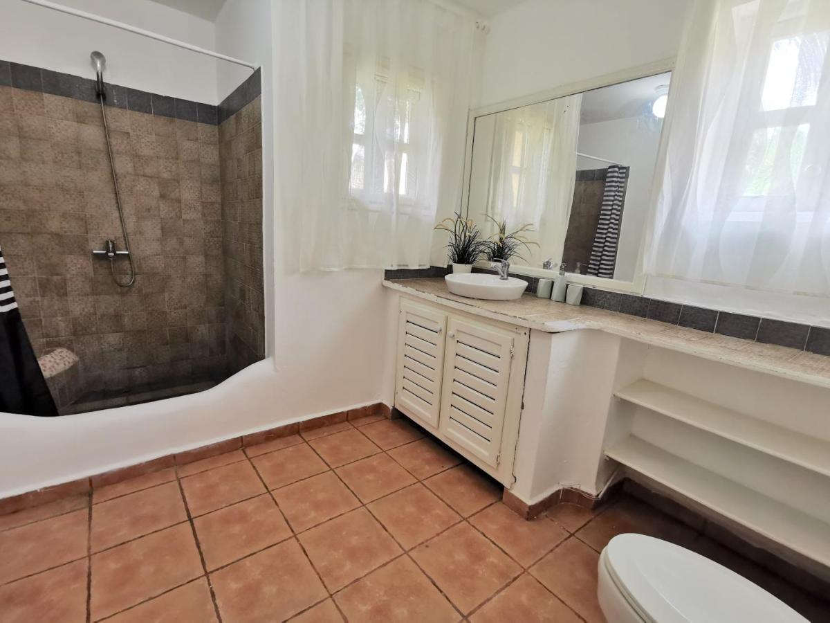 With Bbq & Wifi Access To Swimming Pool - Playa Corales Villa