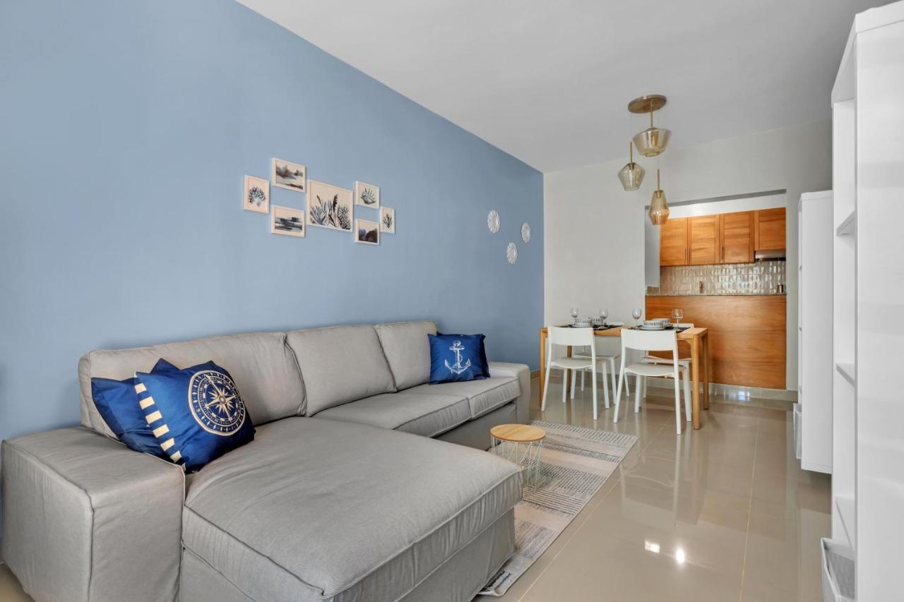 With Pool And Rooftop Next To Downtown Pc Apartment *