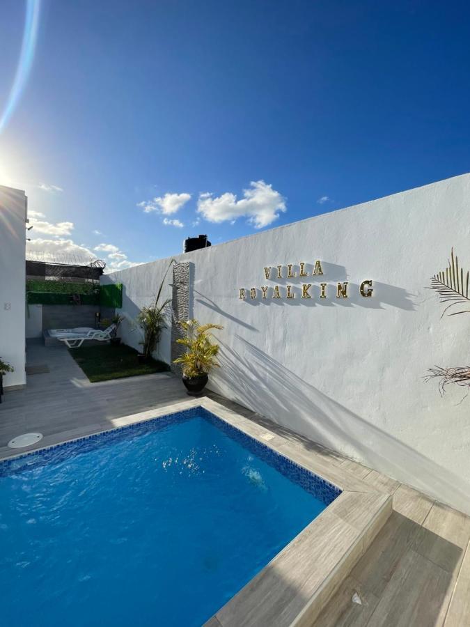 Con Piscina Y Jacuzzi En *