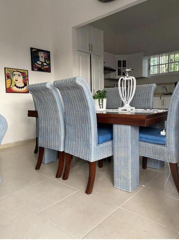 Beautiful , 2bdr, 10 Min Driving From The Airport And By Car Apartment *