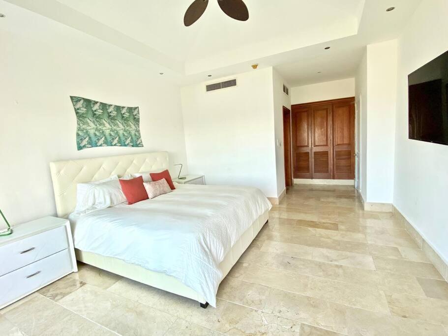 Beachfront Luxury Pent-house At Aquamarina Capcana *