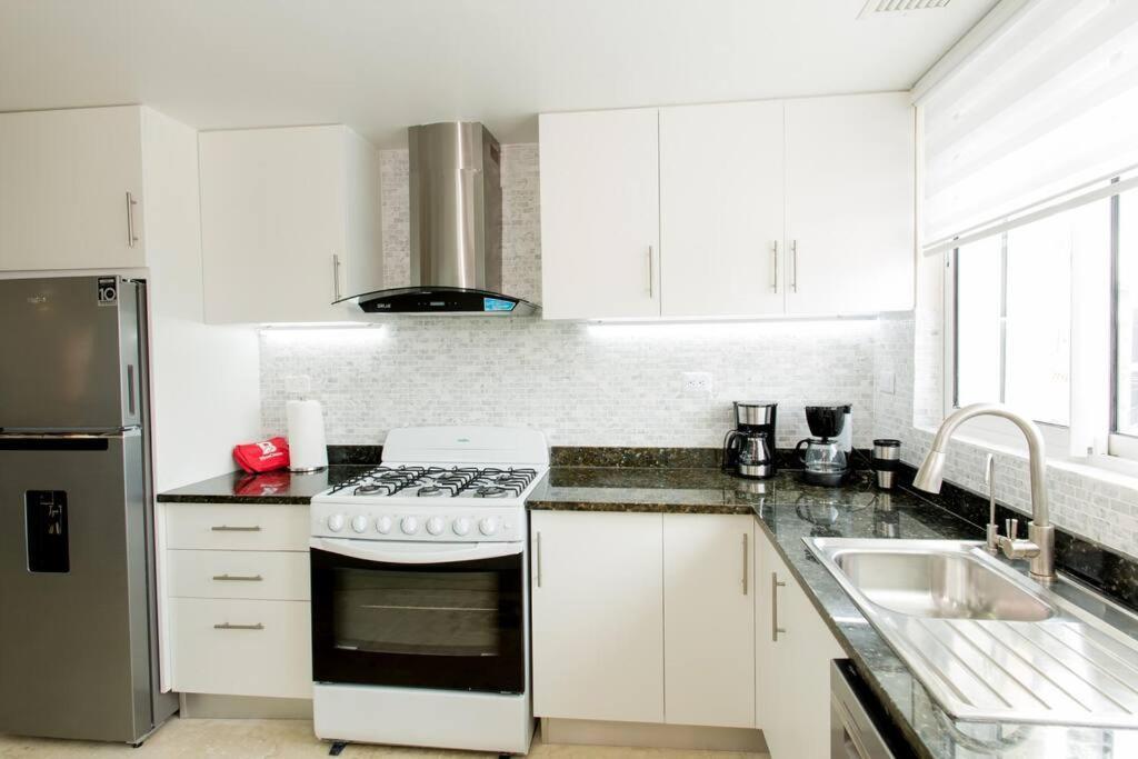 Ocean Views & Private Beach! Luxury 4bdr Getaway Apartamento