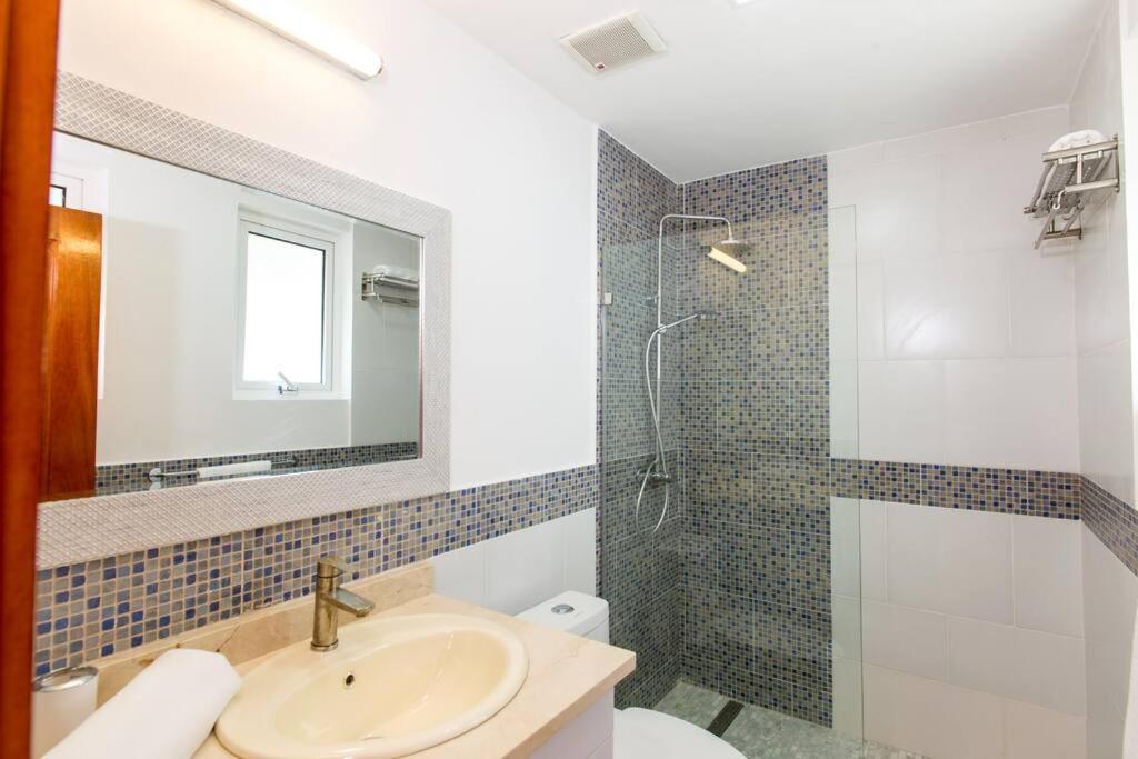 Ocean Views & Private Beach! Luxury 4bdr Getaway *