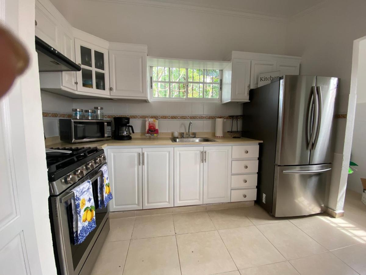 Beautiful , 2bdr, 10 Min Driving From The Airport And By Car Apartment