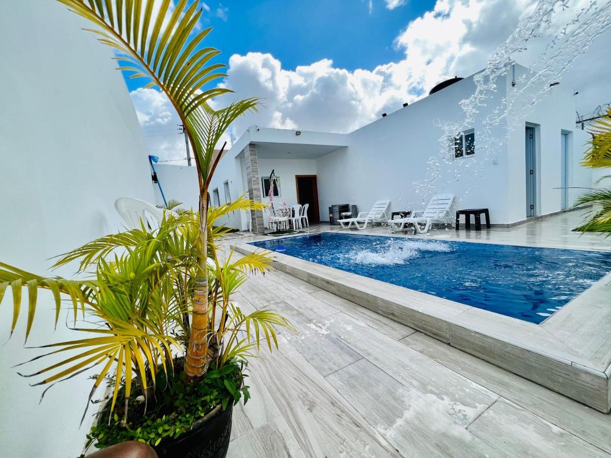 Con Piscina Y Jacuzzi En