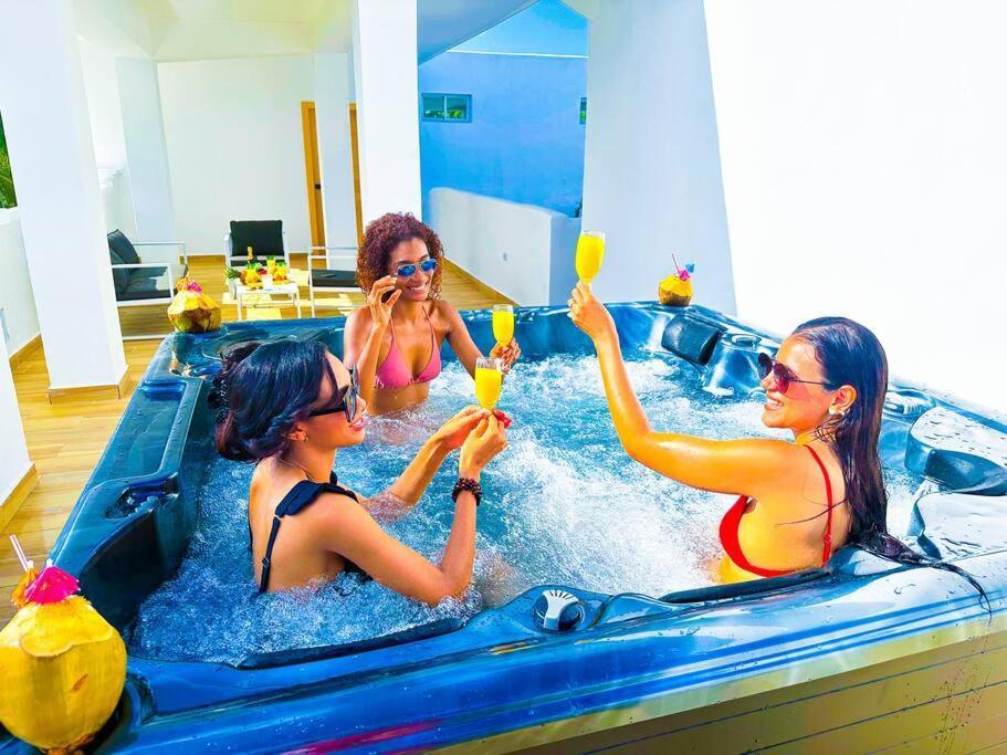 Beach Jade With Private Pool, Jacuzzi & Maid *