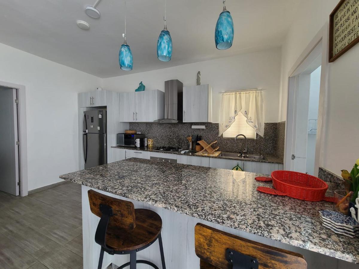 Cozy 2 Bedroom 7 Minutes Walk To Beach.