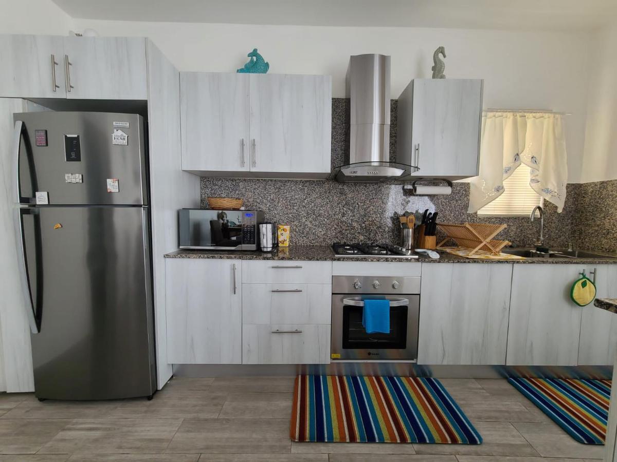 Cozy 2 Bedroom 7 Minutes Walk To Beach.