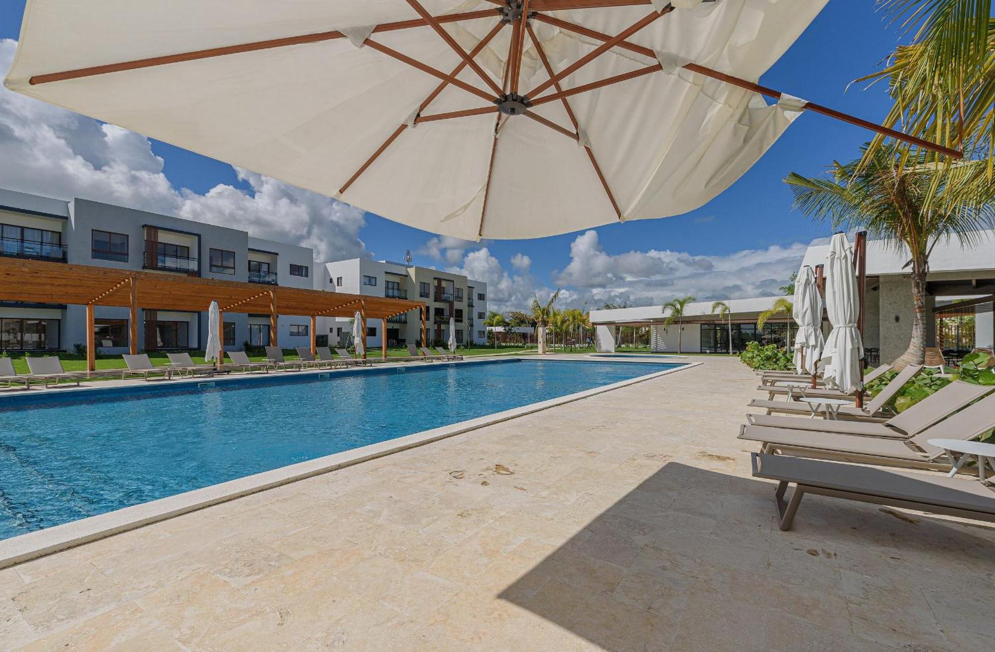 Primer Piso Vista Piscina Gimnasio Cerca De Playa Apartamento