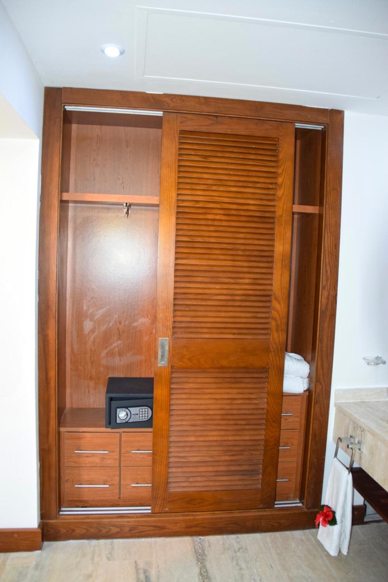 Hotel Sunset World Suites
