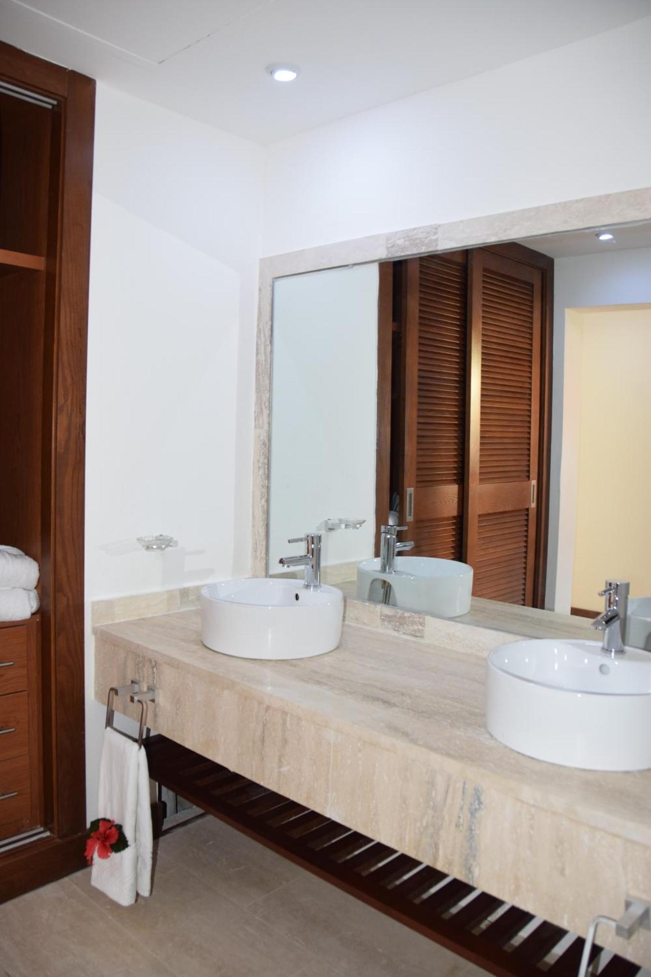 Hotel Sunset World Suites 4*