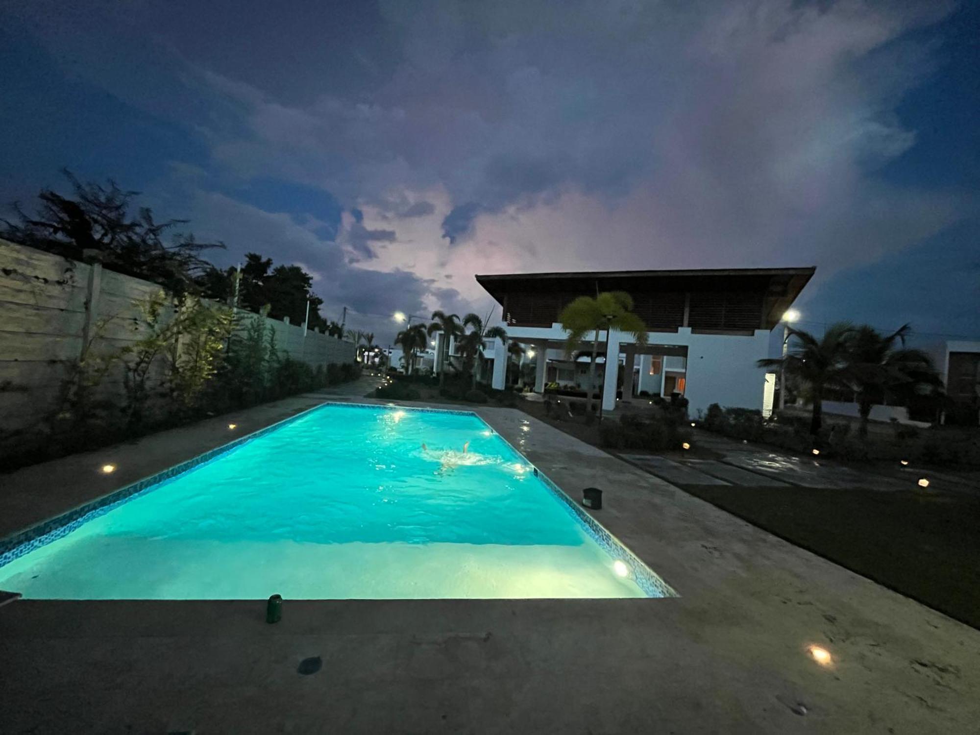 Familiar Pc-private Pool, Bbq, 15 Mnts From Airport