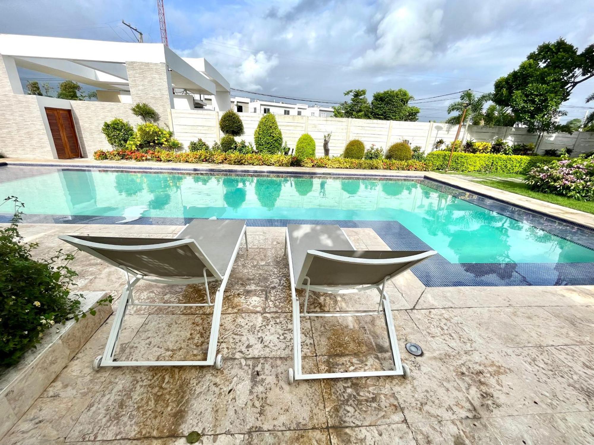 Familiar Pc-private Pool, Bbq, 15 Mnts From Airport *