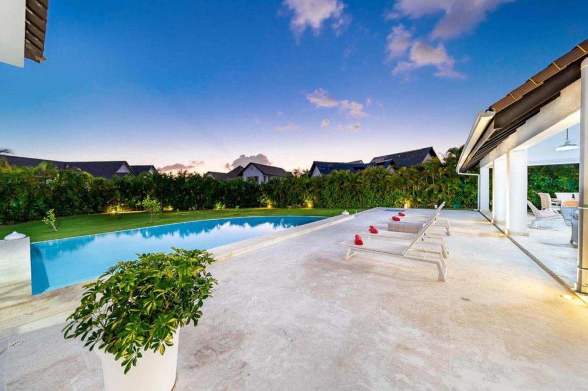 Stunning And Luxurious In The Beautiful Apartment *