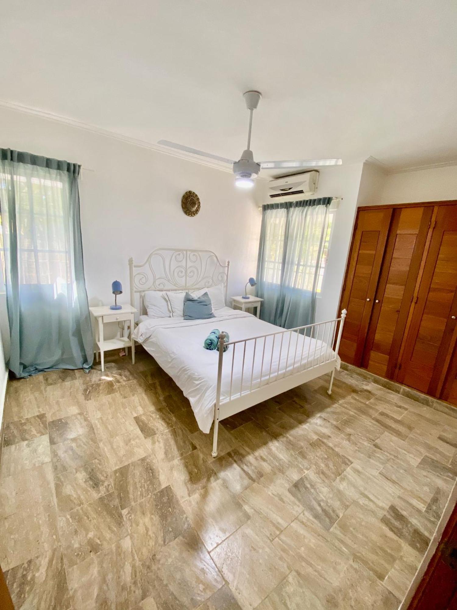 Madonna Pool Corales Apartamento
