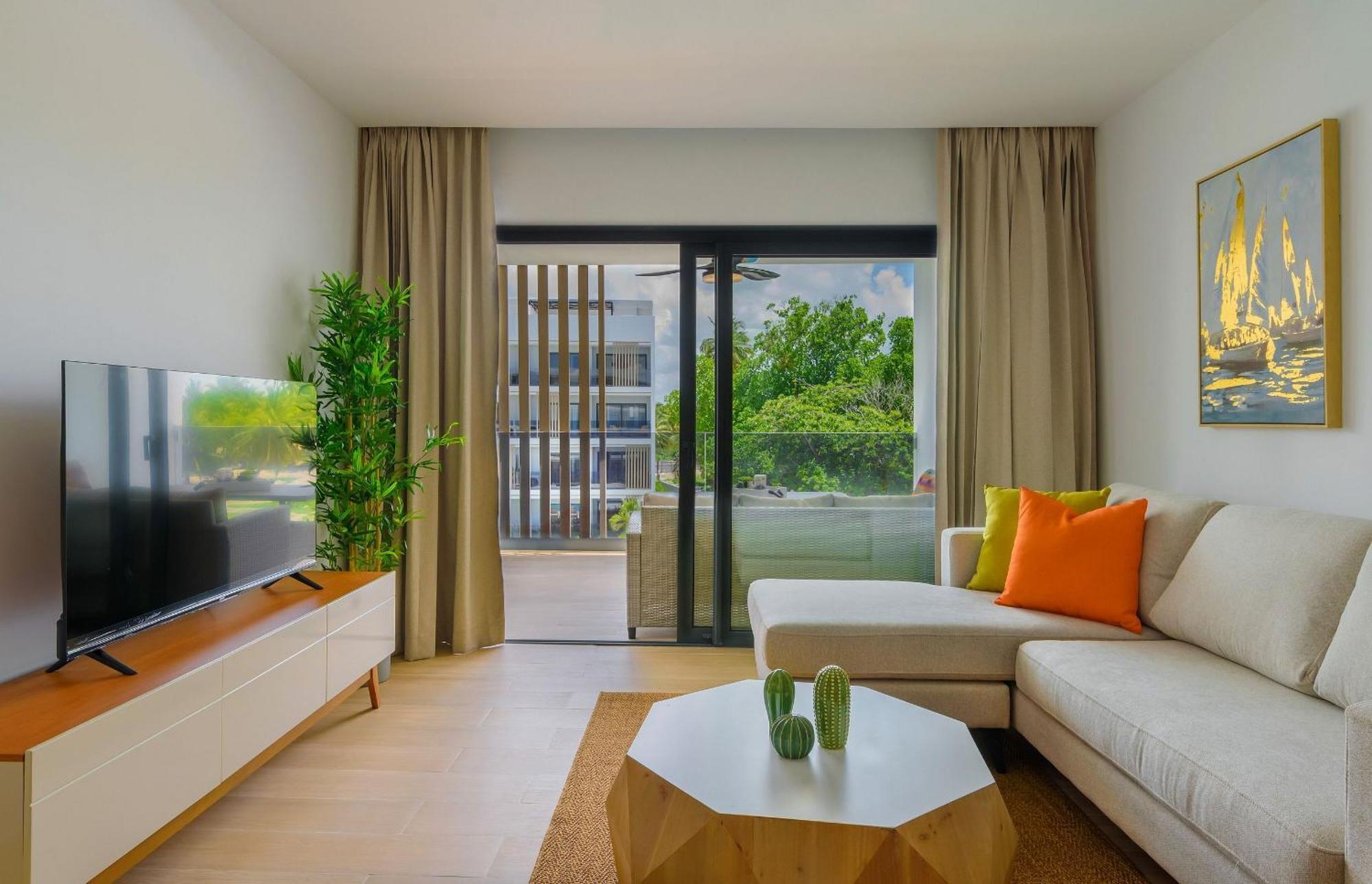 Beauty Pool Views With Gym Close To The Apartment
