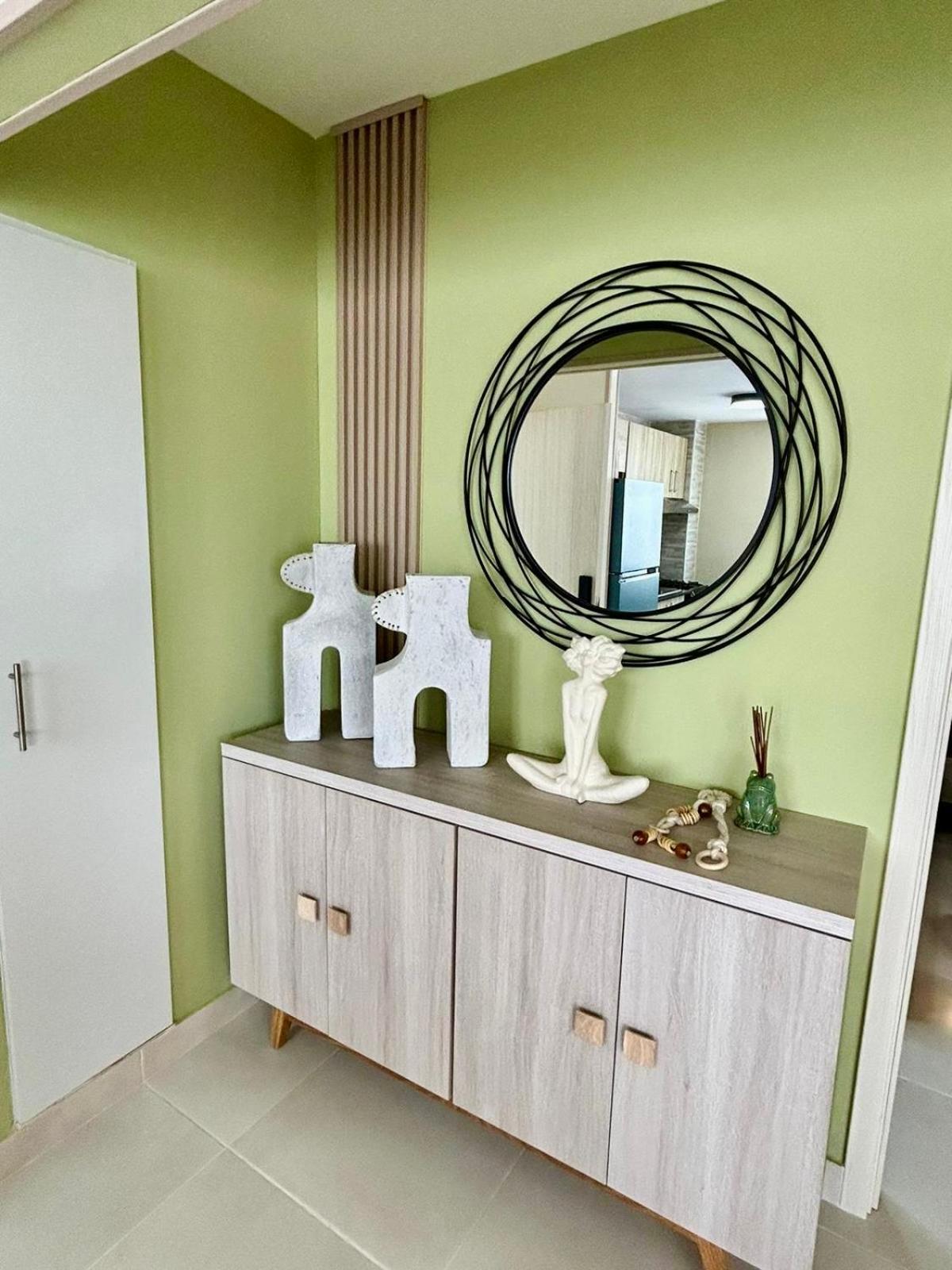 Two Beds Close To The Airport In Rd