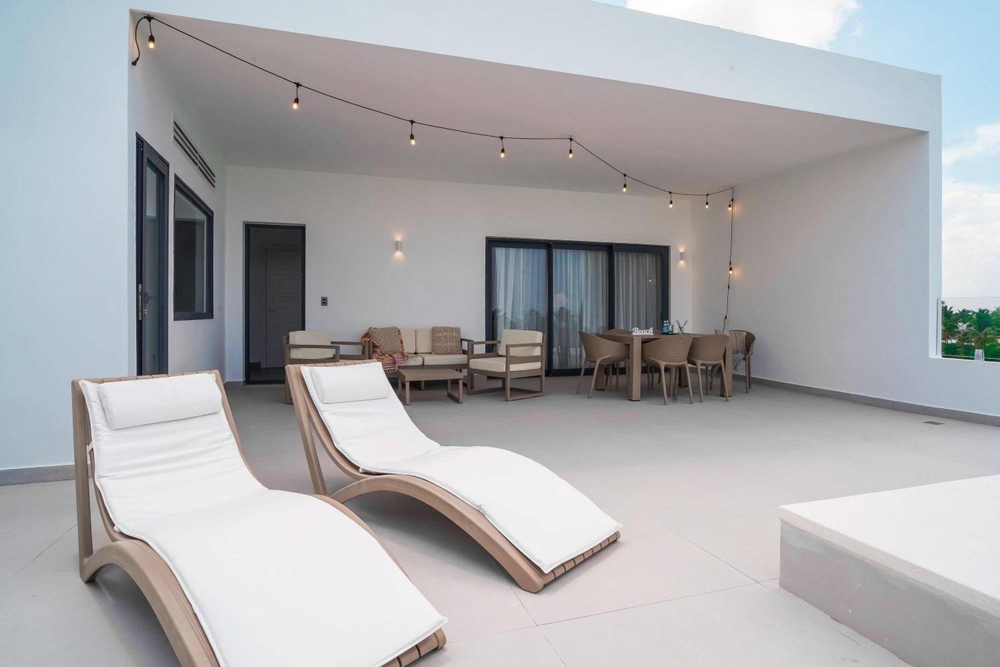 Spectacular Penthouse With Ocean Views *