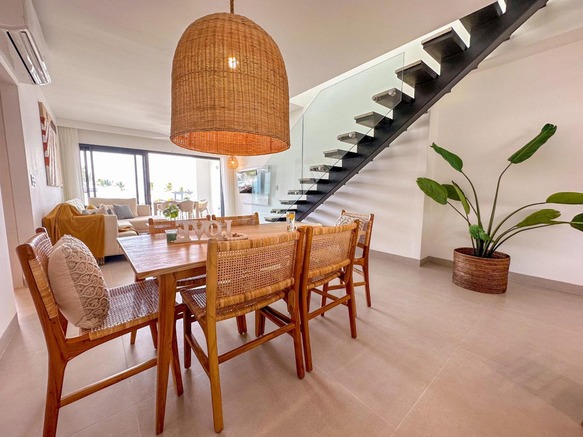 Spectacular Penthouse With Ocean Views *