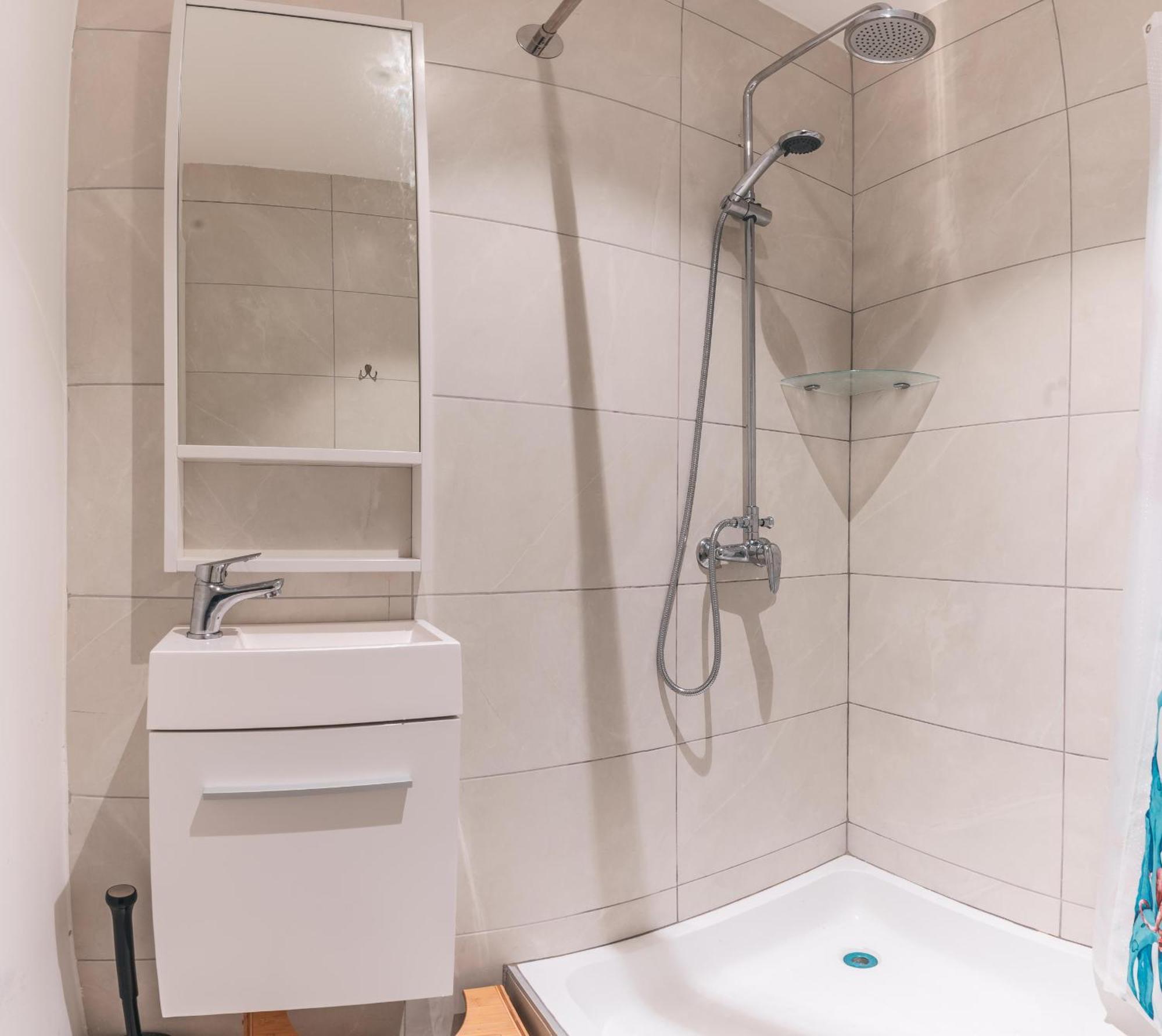Comfortable 3-br At Cap Azz Apartment *