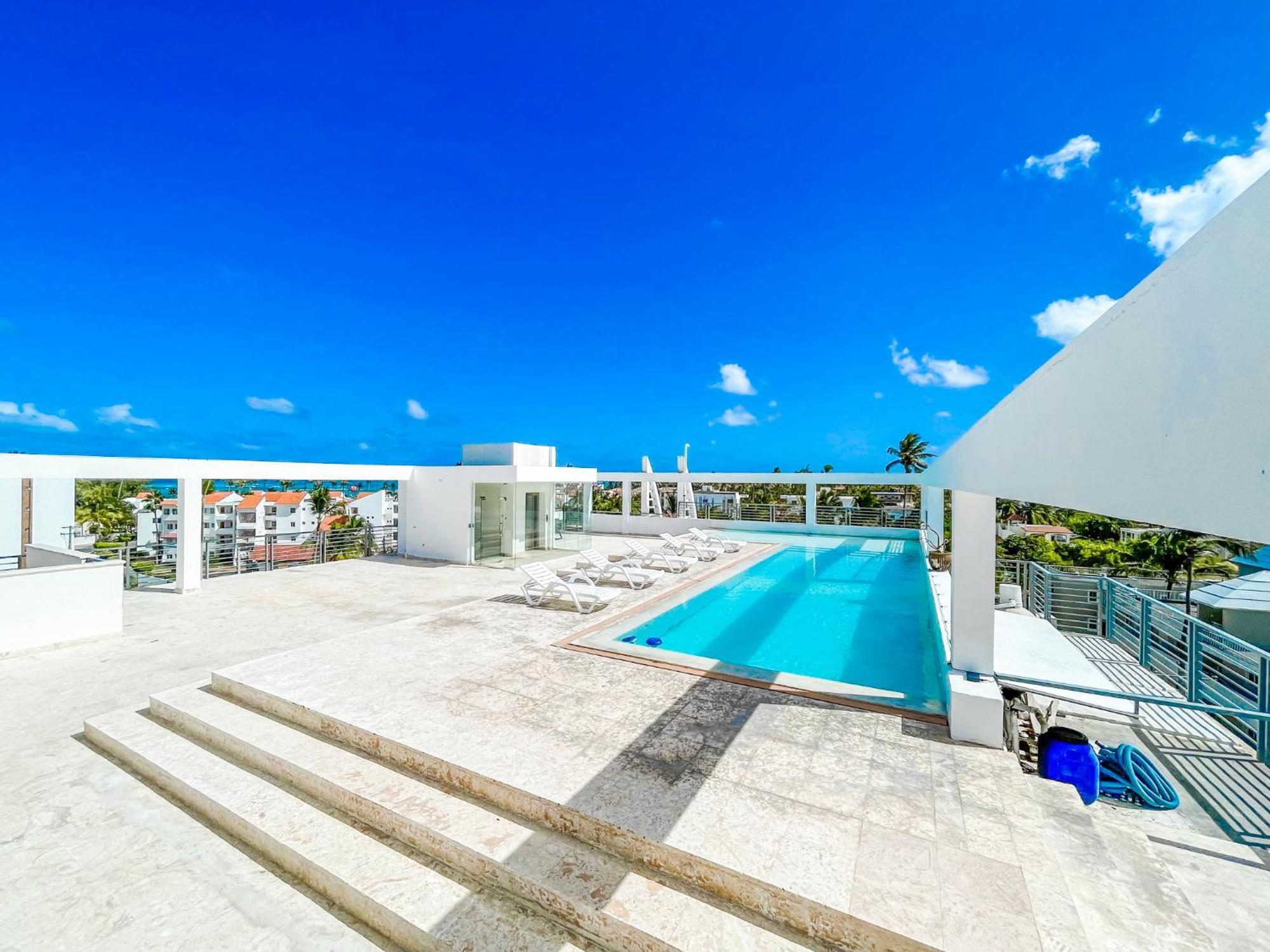 Rooftop Pool Ducassi Studio Deluxe Beach Club & Spa Hotel