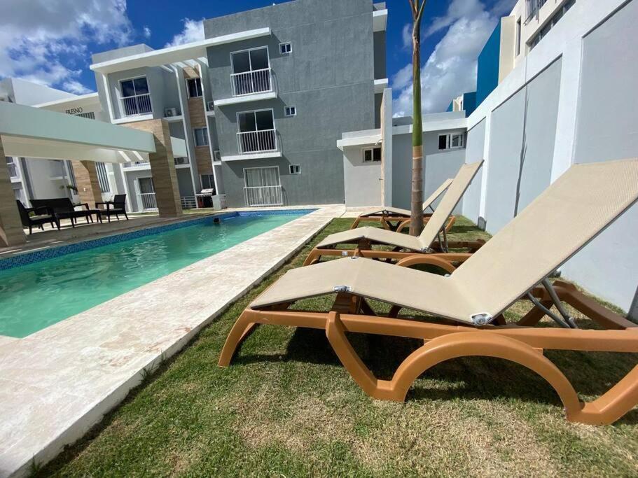 With Pool In Close To The Airport And Beach *