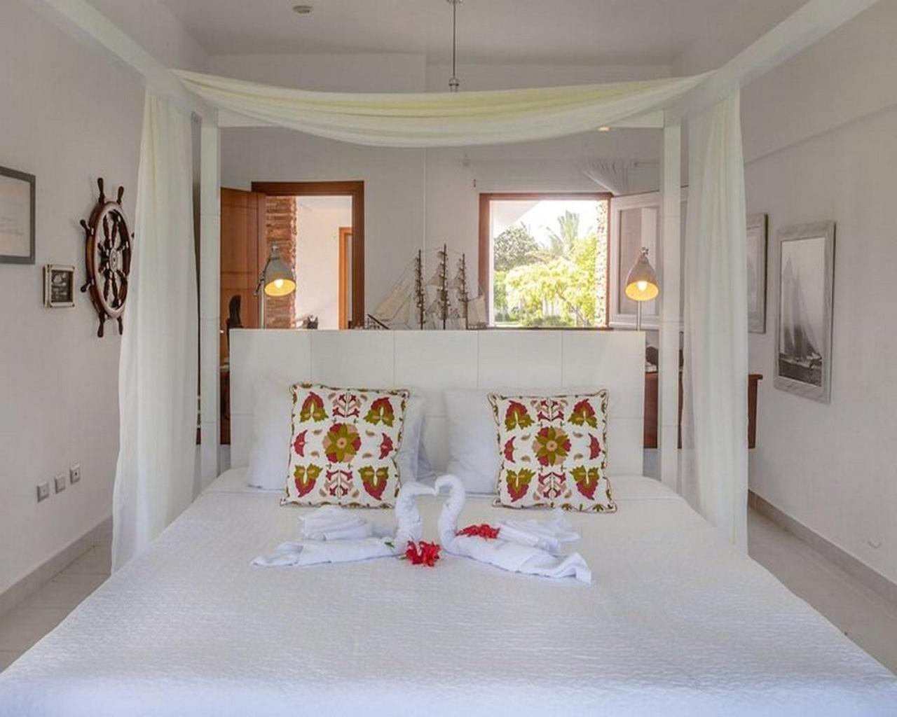 Luxury With Maid Bed & Breakfast