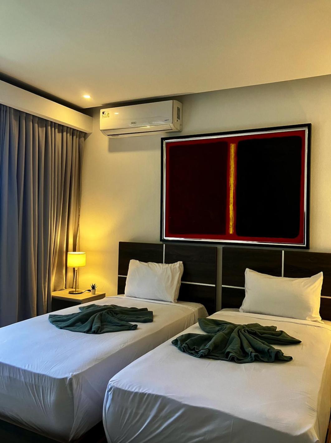 Neon Hotel *