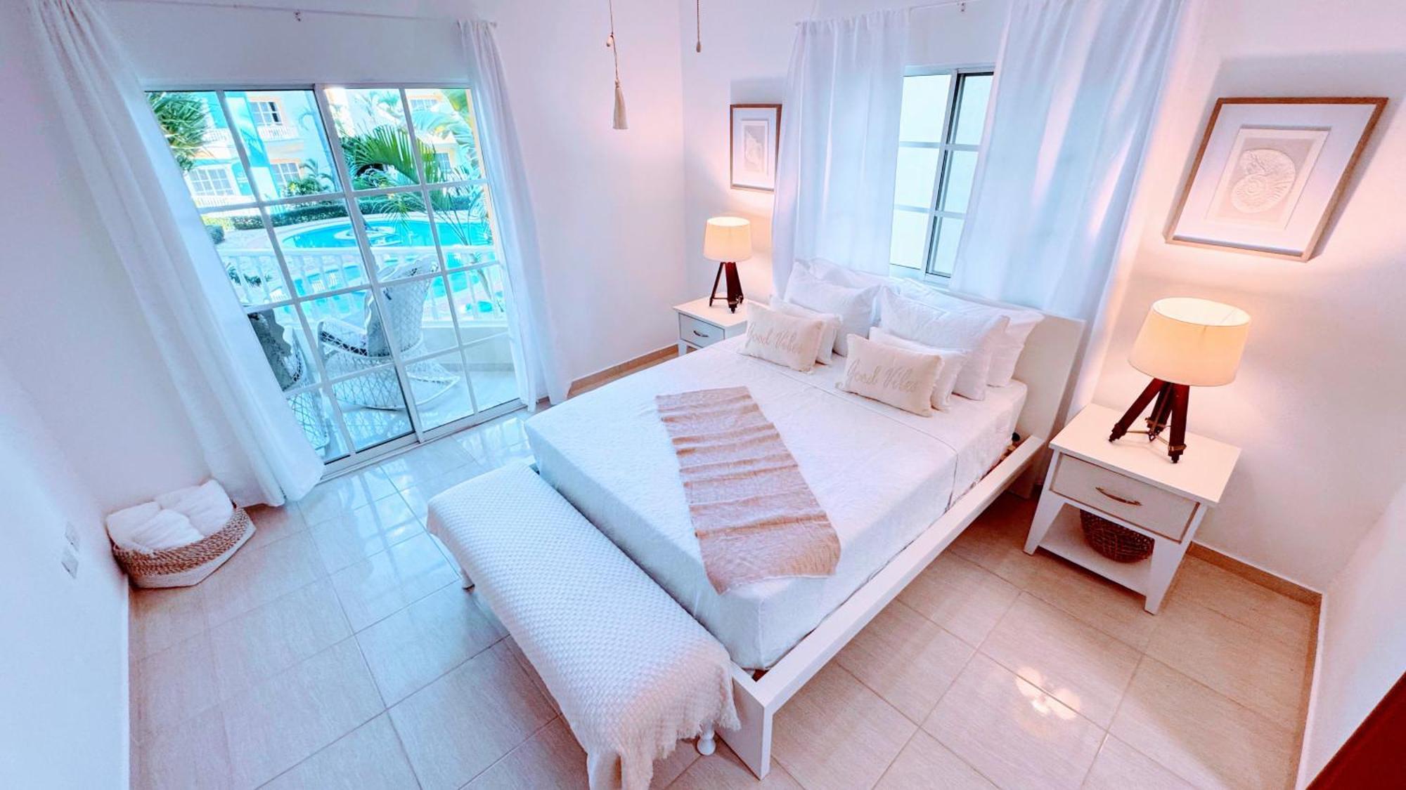 Walk To Beach, Shops, Dining, Pool View, Fast Wifi Apartment