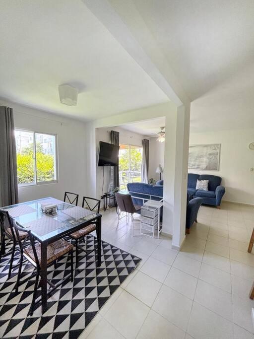 Cozy Little Spot! 2br, 1st Level, Near Airport Apartamento *