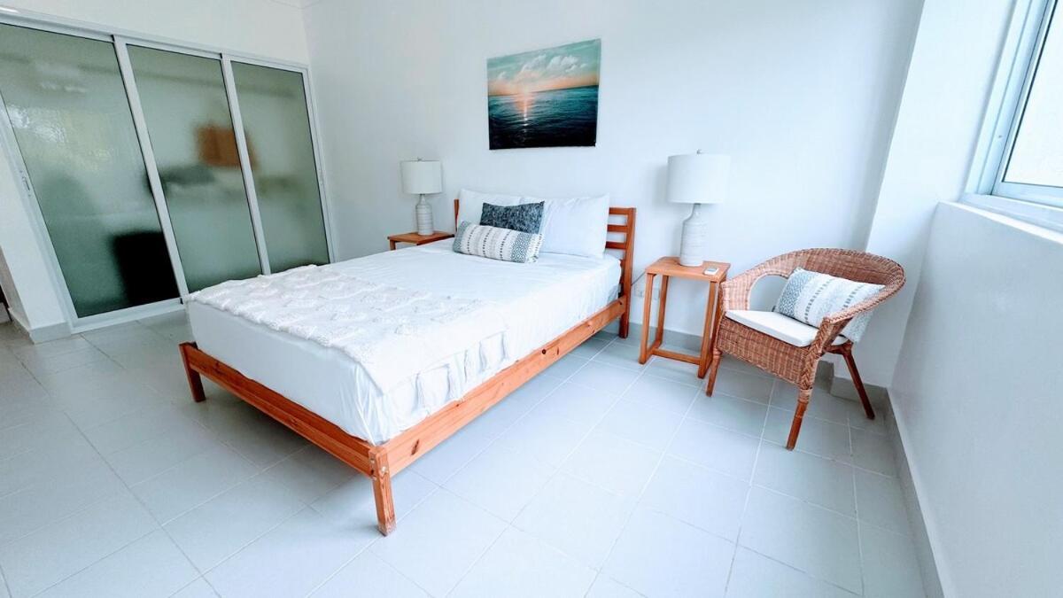 Hot Tub, Pool, Walk To Fun, Beach, Dining, Shops Apartment