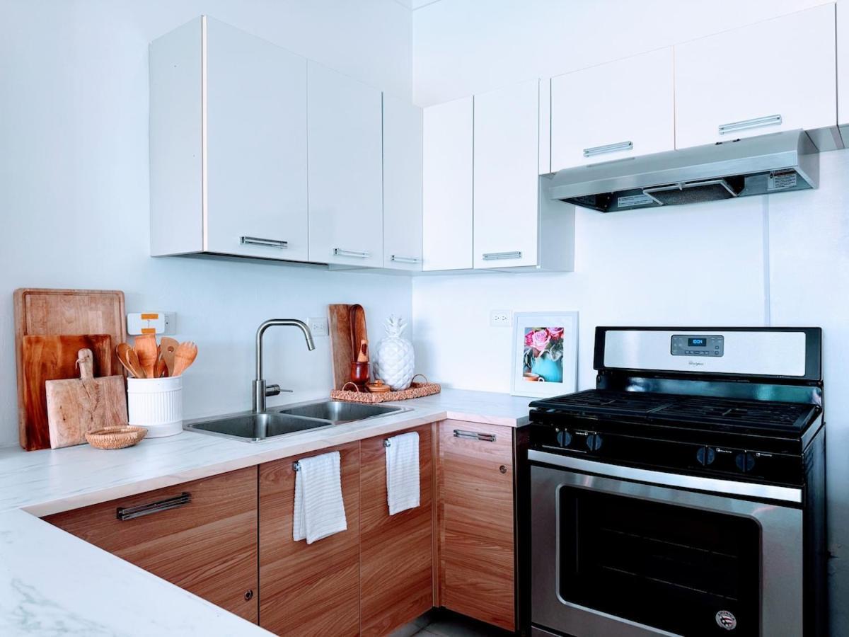 Hot Tub, Pool, Walk To Fun, Beach, Dining, Shops Apartment
