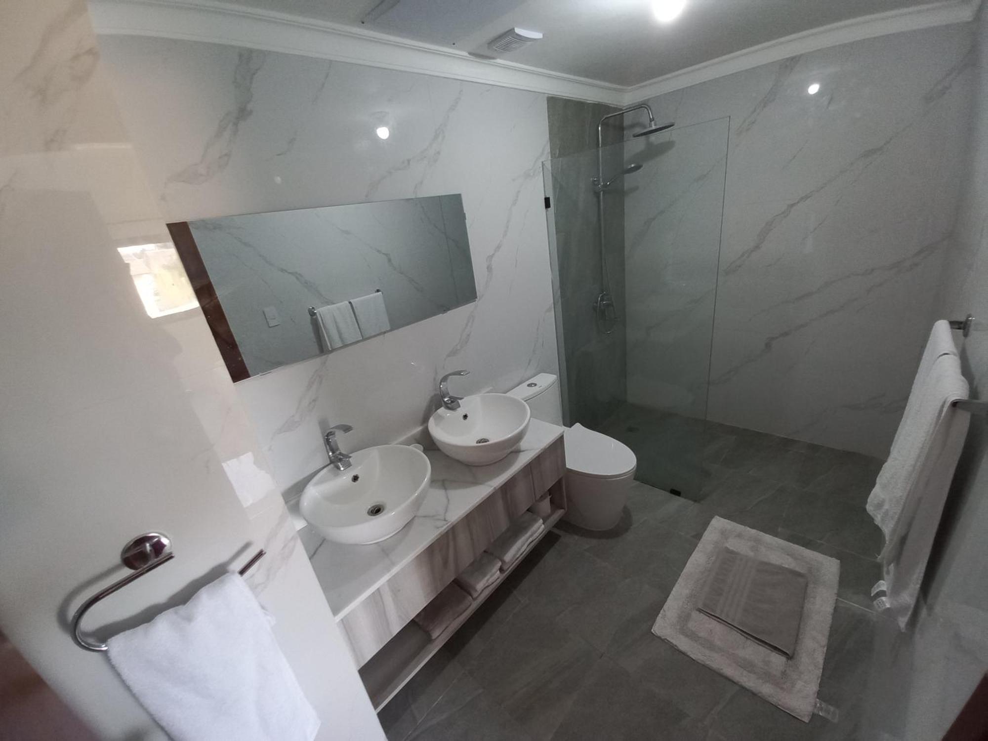 New Spacious & Bright 2br & 2ba, Pool & Shuttle, Wifi & Ac Gold Reef 209 Apartment *