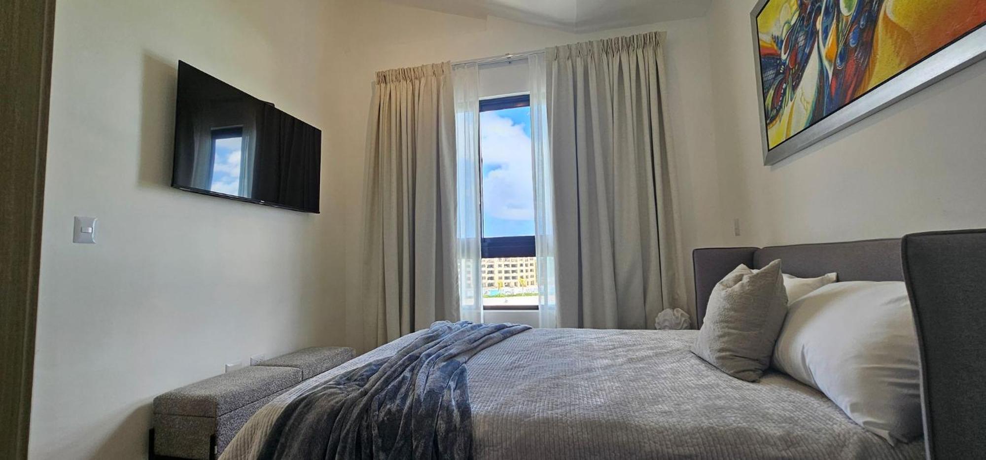 The Spacious 2 Bedroom 2 Bath On Floor With Stunning Views