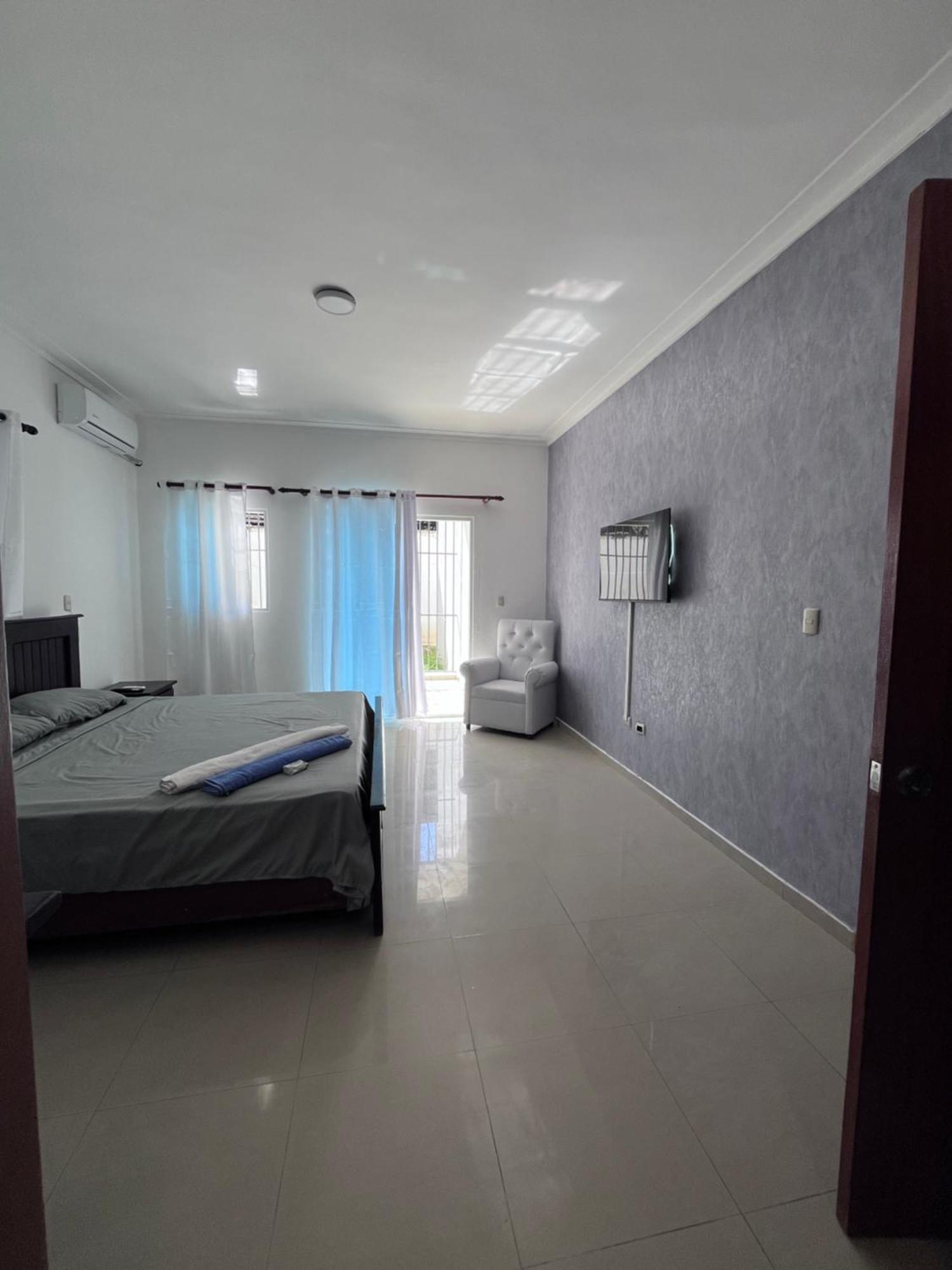 Hospedagem domiciliar Beachside Private & Private Bathroom In Spacious