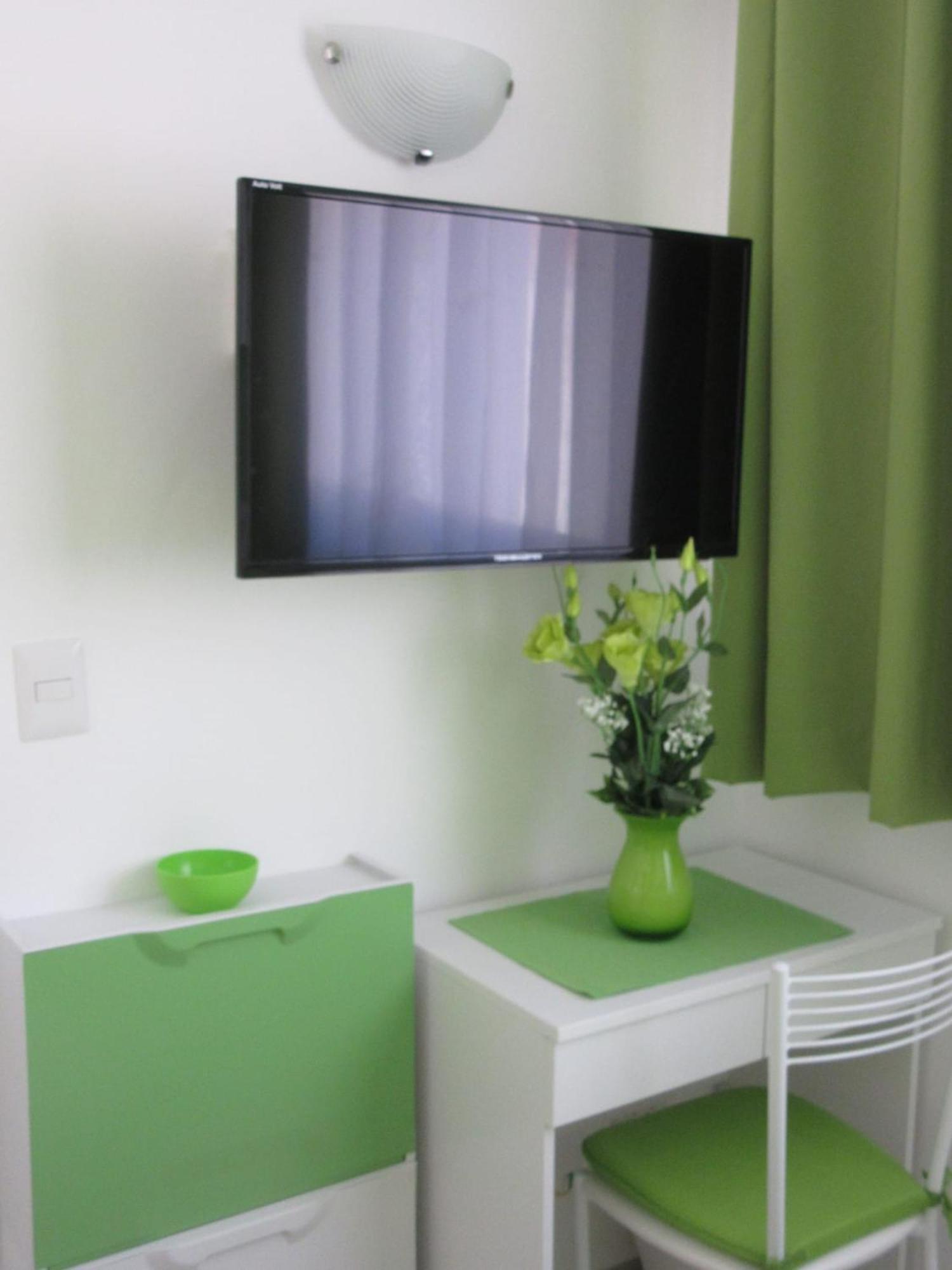 Caribbean Rainbow With Pool - Beach, Bars & Services Close By Apartment *
