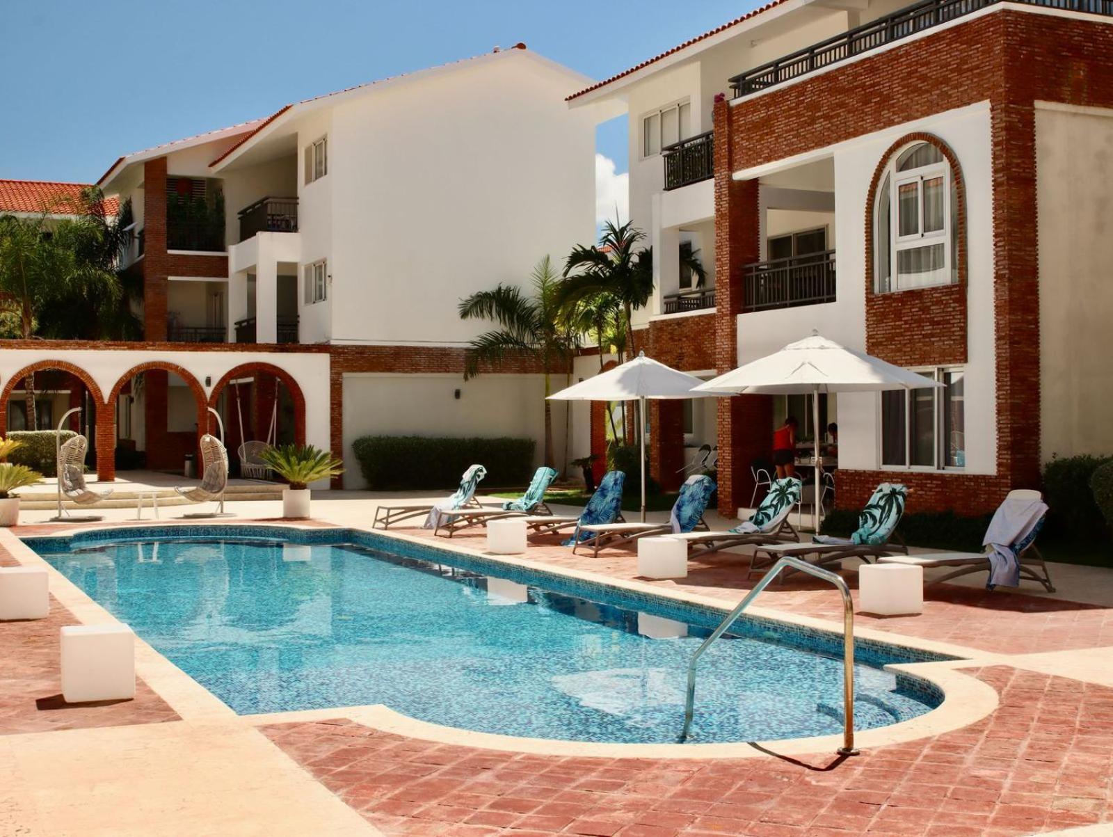 Caribbean Rainbow With Pool - Beach, Bars & Services Close By Apartment *