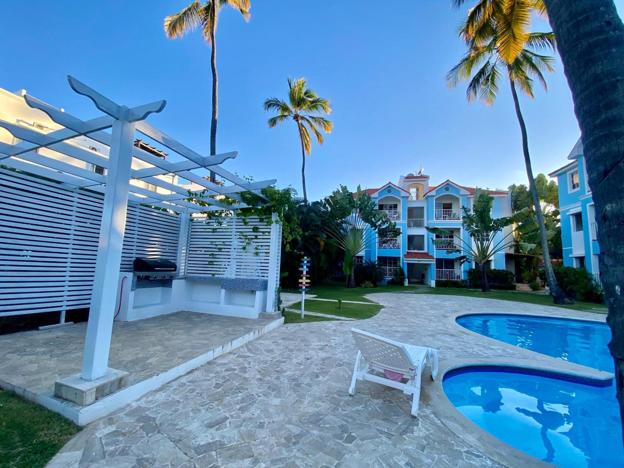Madonna Pool Corales *