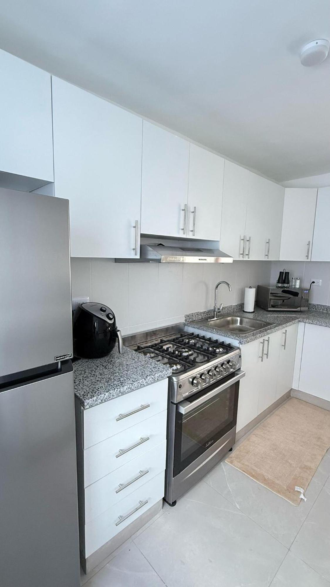 Modern Very Close To Downtown Apartment