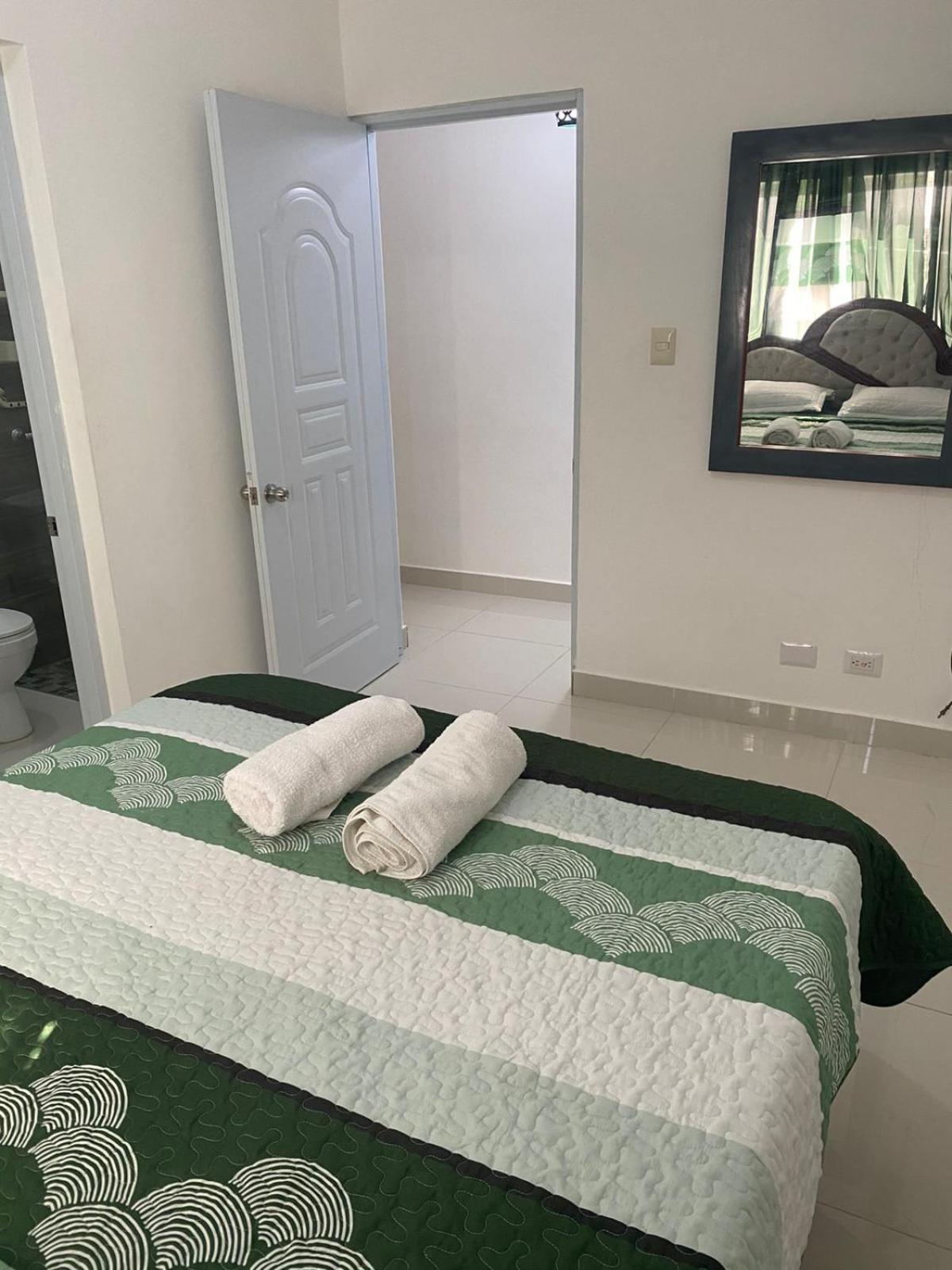 Cozy 2br 2bath Near Airport Villa