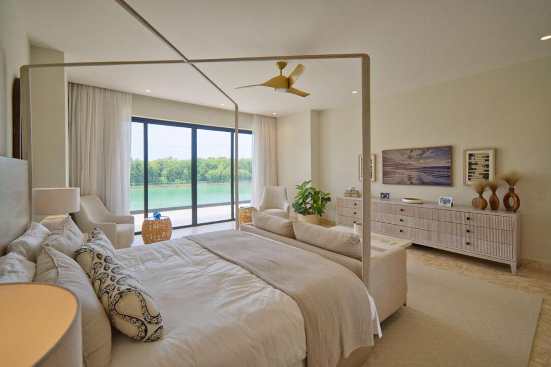 Modern With Staff In Golf N Casa de férias