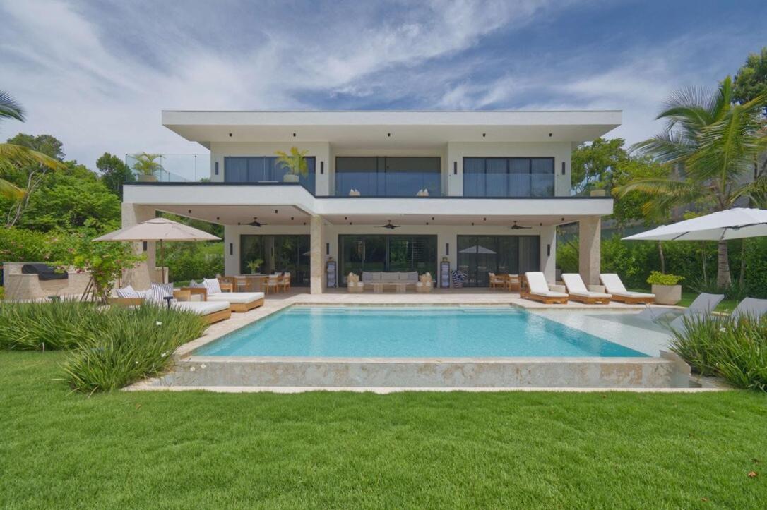 Modern With Staff In Golf N Casa de férias