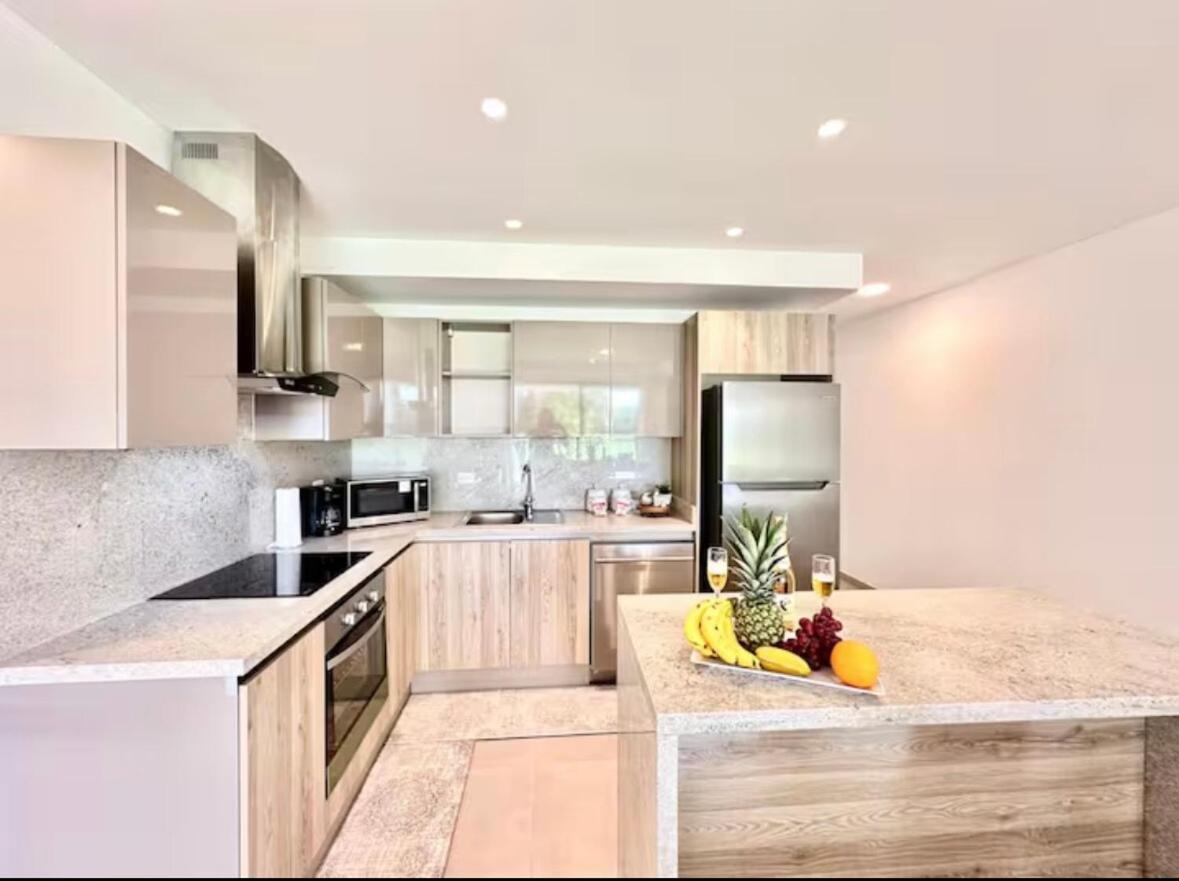 Modern 2br With Golf View, Pool Front Oasis