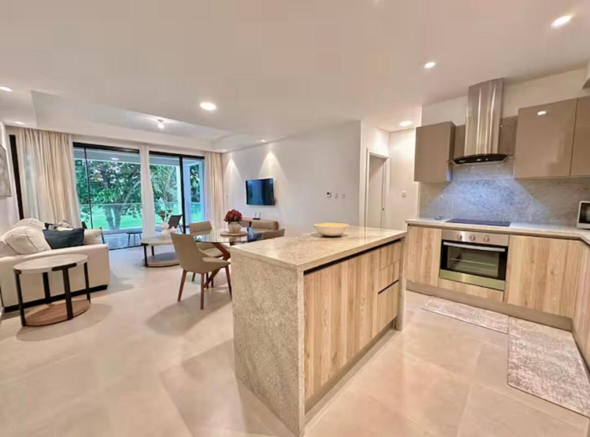Modern 2br With Golf View, Pool Front Oasis