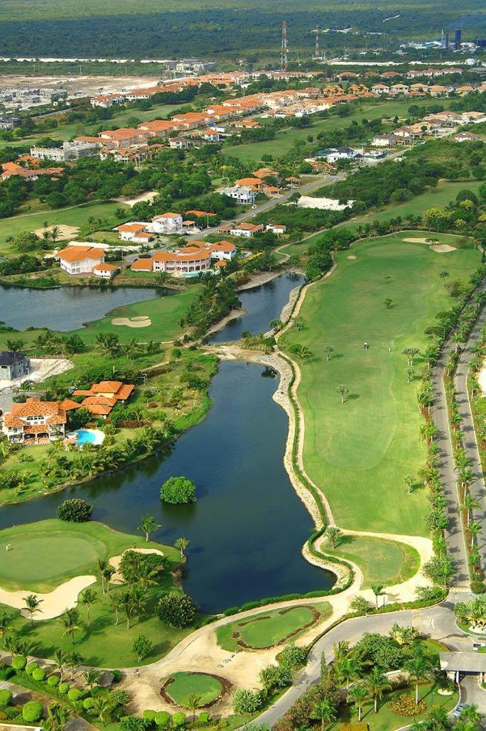 Cocotal Lake Village B102 - Golf Gated Community, Free Wi-fi Ferienhaus *