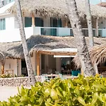 Beautiful & Comfortable Condo Steps To The Beach Pool View