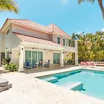 Enjoy This Modern Pet And Family Friendly Villa B6