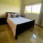 New! Relaxing Beach Apartment With Pool