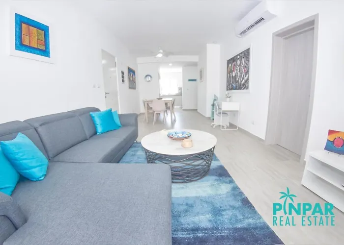 Beautiful & Comfortable Condo Steps To The Beach Pool View