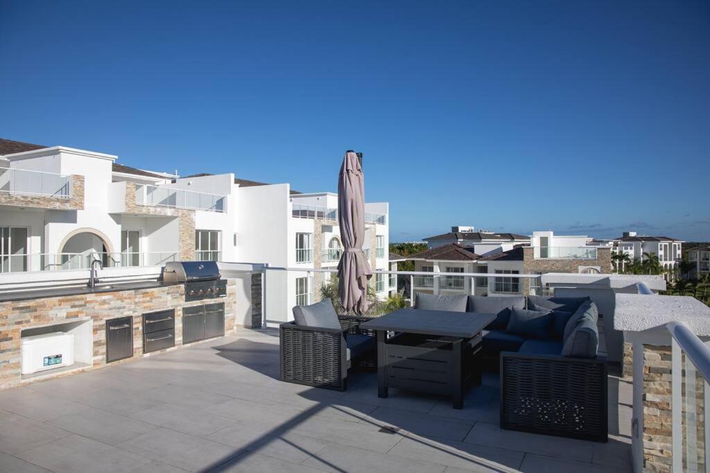 Modern & Relaxing Penthouse And Golf View Apartment